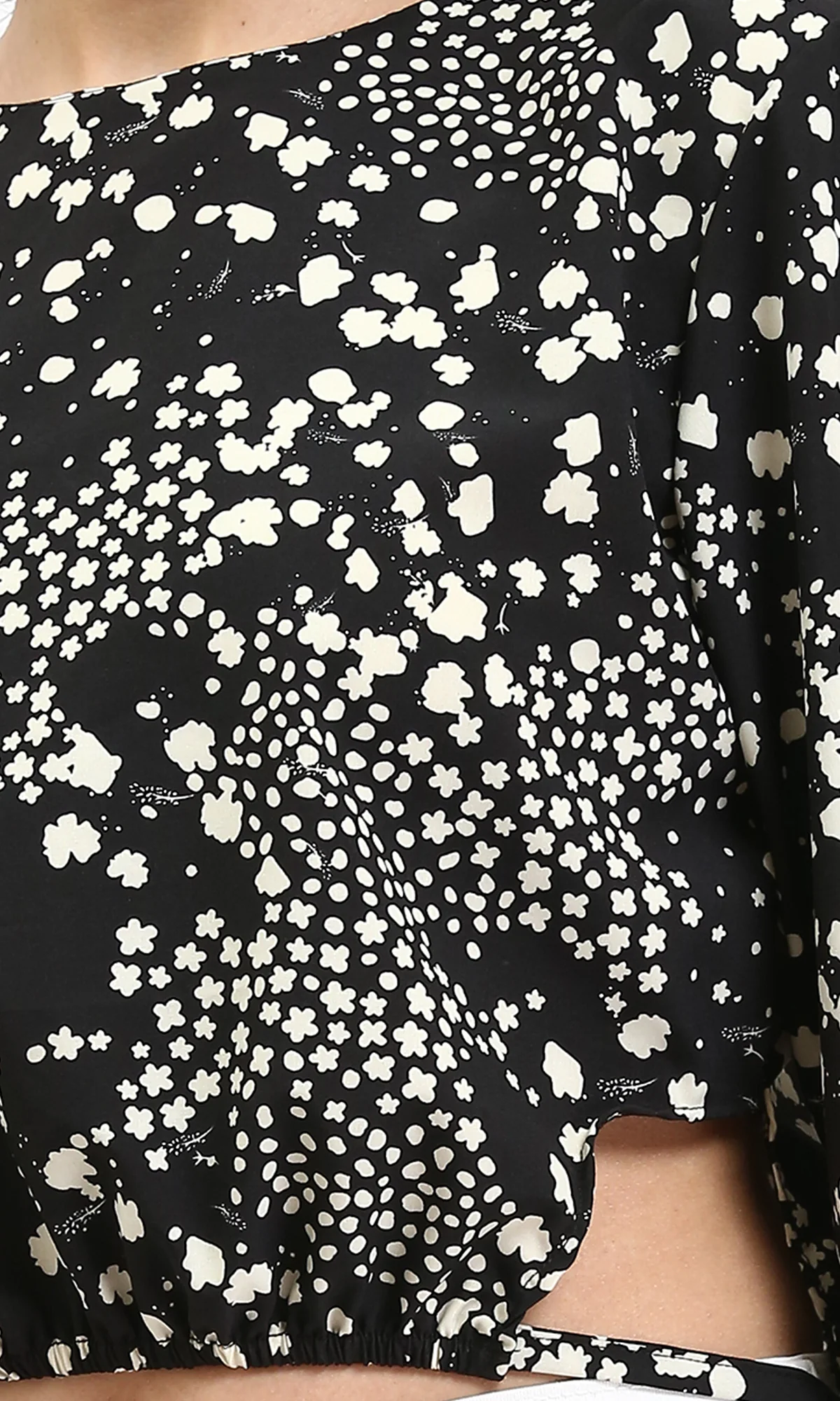 R208790 - Bell Sleeves Patterned Blouse - Black & White - Image 3