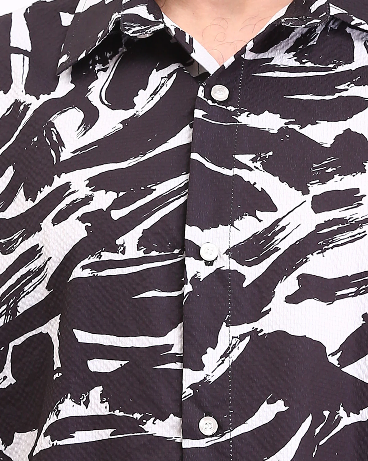 RAVIN Men’s Abstract Brushstroke Seersucker Shirt – Black & White - R210017 - Image 4