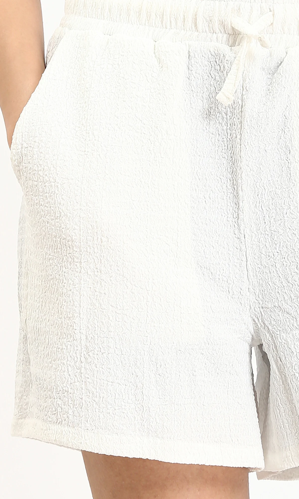 R210506 - Textured Feminine Short with Side Pockets - White - Image 3