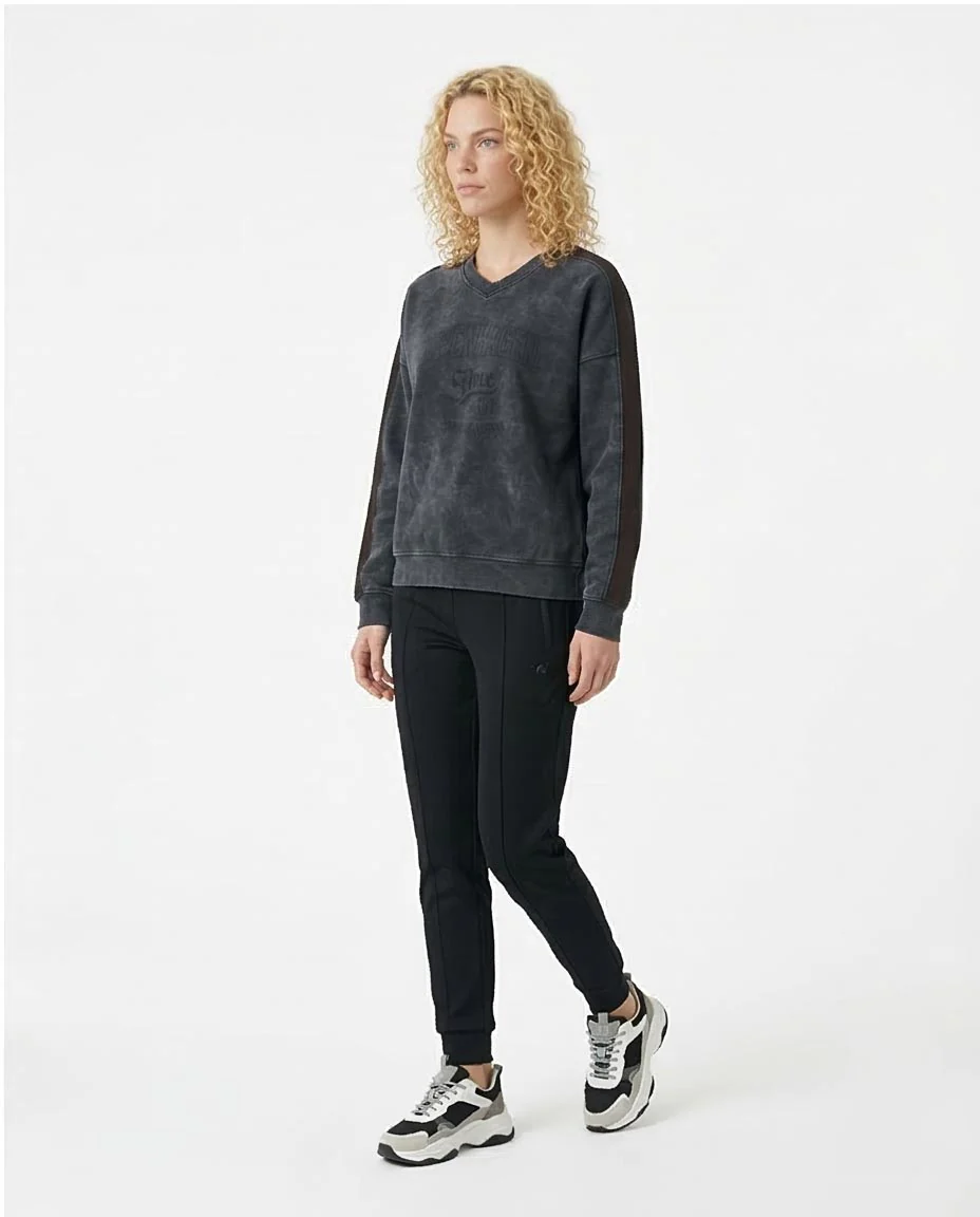 Ravin Women's Oversized V-Neck Melton Sweatshirt with Front Print – Off White - R212670 - Image 4